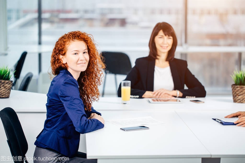 商務(wù)、技術(shù)和辦公室概念-微笑的女老板與團隊交談